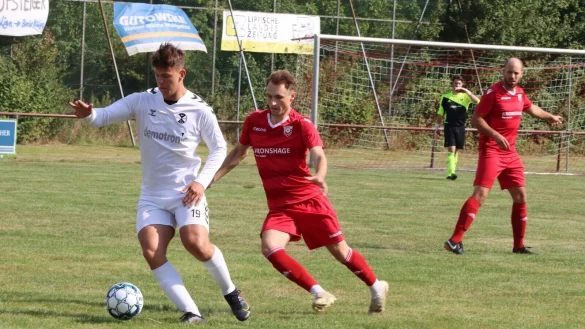 Alexander Pape (vorne) vom SV Werl-Aspe setzt sich gegen Bexterhagens Dominik Dodt durch. - &copy; Sebastian Lucas
