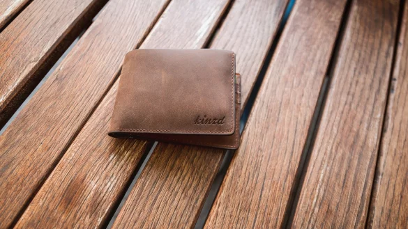 Jemand hat seinen Geldbeutel auf einem Tisch vergessen. - © Pixabay