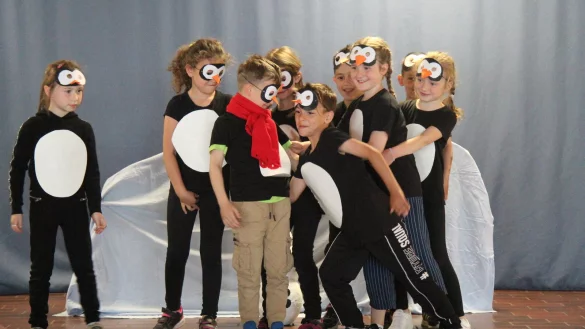 Die Pinguine m&uuml;ssen ihre Heimat verlassen und sich eine neue Bleibe suchen - dieses Thema haben die Kinder der Klasse 1a mit Flei&szlig; zu einem kleinen Schauspiel verarbeitet und aufgef&uuml;hrt. - &copy; Dieter Asbrock