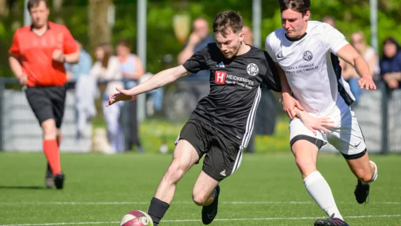 Starke Duelle: In dieser Szene liefern sich Lennart Lopsien (weiß) von der SV Diestelbruch-Mosebeck und der Pivitsheider Maurice Zierberg einen Zweikampf. - © Egon Penner