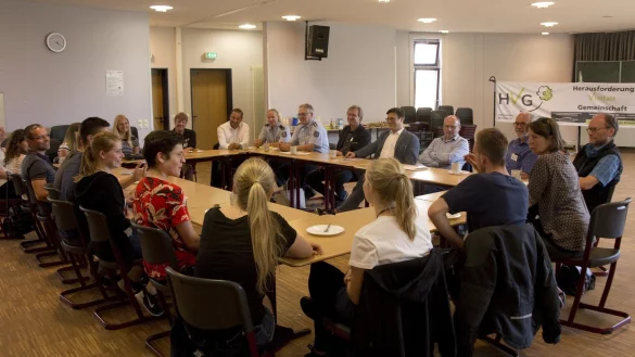 Große Runde: Elf Führungskräfte aus Unternehmen und Institutionen im Kreis Lippe stellen sich beim Expertencolloquium den Fragen der Oberstufenschüler am Blomberger Hermann-Vöchting-Gymnasium. - © Sabine Hergemöller