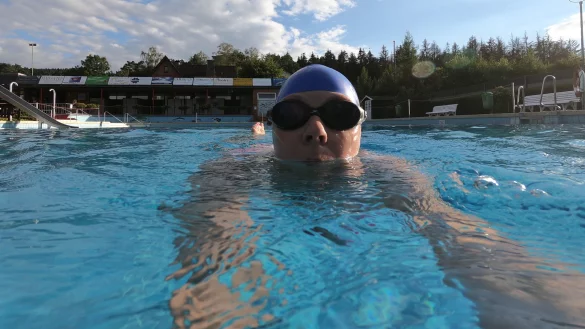 Noch k&ouml;nnen die Besucher das erfrischende Nass wie hier im Freibad H&ouml;rste genie&szlig;en. Bis auf weiteres ist auch das Freibad Werreanger noch ge&ouml;ffnet.&nbsp; - &copy; Astrid Sewing