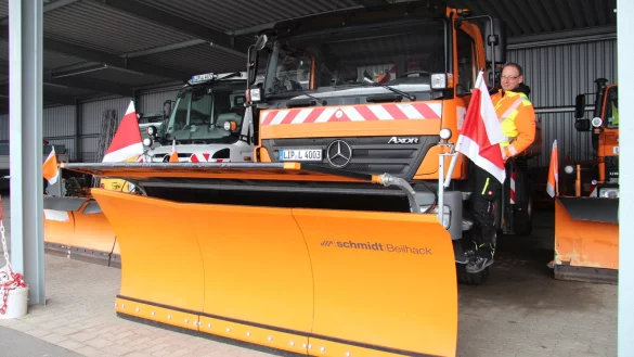 Christian Sollgan steht an einem der Schneer&auml;um- und Streufahrzeuge des st&auml;dtischen Bauhofs Lemgo. - &copy; Nadine Uphoff