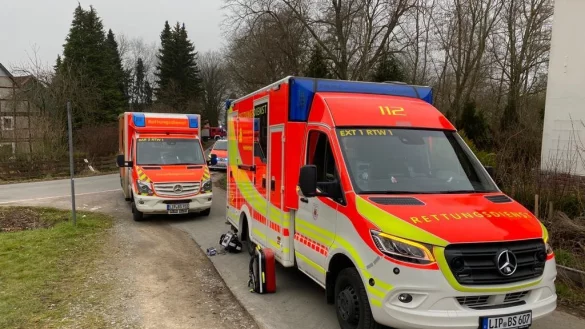 Zahlreiche Rettungswagen sind nach der CO-Vergiftung in einer Werkstatt in Sibbentrup im Einsatz.&nbsp; - &copy; Feuerwehr D&ouml;rentrup