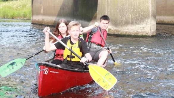 Gegen den Strom: Florian Löwen (vorn), Madita Siegel (Mitte) und Jannis Kammeier (hinten) im Dreier-Kanu auf der Werre. Die drei 16-Jährigen sind im Kanuverein Löhne. - © Ulf Hanke