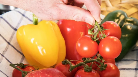 Paprika und Tomaten - &copy; Foto: Christin Klose/dpa-tmn