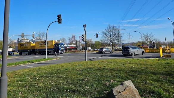 Weil die Linksabbiegerspur an der Ostring-Ampel nicht gesperrt ist und es keinen Hinweis gibt, dass man nur geradeaus und rechts herum fahren kann, landen Autofahrer vor dem Durchfahrt-verboten-Schild. Dann bleibt nur, auf der B239 zu wenden. - © Astrid Sewing