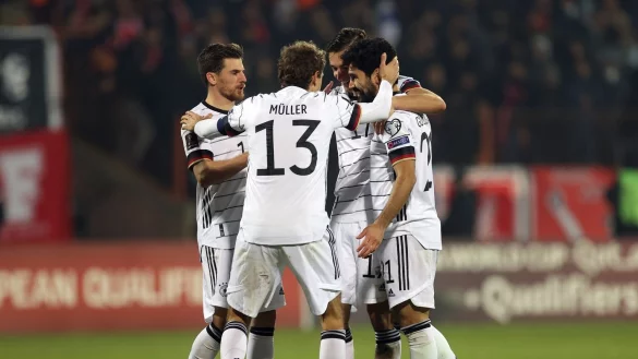 Die DFB-Elf um Doppelpacker Ilkay G&uuml;ndogan (r.) setzte sich souver&auml;n in Armenien durch. - &copy; Foto: Christian Charisius/dpa