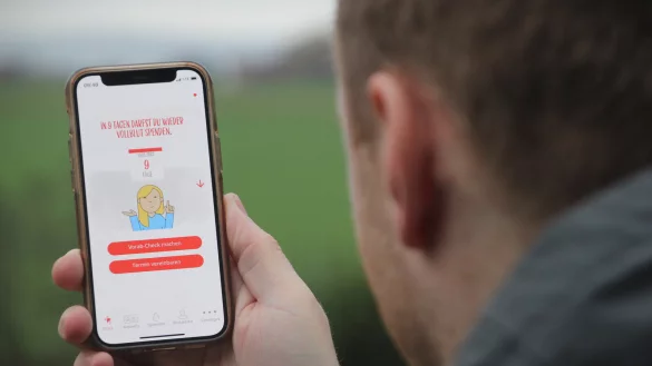 Bereits 1.500 Spender des Uni-Blutspendedienstes OWL nutzen die App &bdquo;Statusplus Blutspende&ldquo;. Die App weist Nutzer auf den n&auml;chstm&ouml;glichen Blutspende-Termin hin. - &copy; Carolin Nieder-Entgelmeier