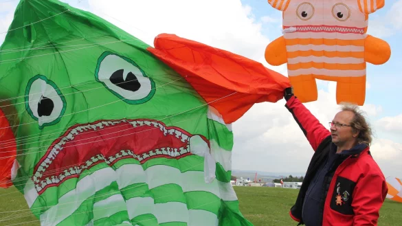 Bilder am Himmel: Unter dem Luftdruck kommen die vom Barntruper Ulrich Scheller genähten Sorgenfresser zum Fliegen. - © Iris Liebig