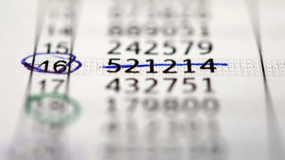 TAN-Bogen - &copy; Foto: Andrea Warnecke/dpa-tmn