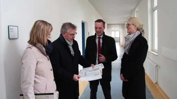 Viel Platz: (von links) Andrea Winterberg und Thomas Lammering von der Stadt Detmold sehen sich zusammen mit Felix Nolte und Katharina Heinemann von der Bundesanstalt für Immobilienaufgaben die Pläne für die Umgestaltung an. - © Jana Beckmann