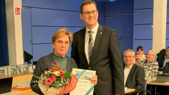 Bürgermeister Matthias Kalkreuter hat Angelika Schapeler-Richter für ihr 25-jähriges Engagement im Rat der Stadt Lage geehrt. - © Stadt Lage