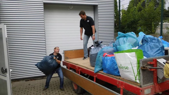 Bei der Kleidersammlung der Blomberger Sch&uuml;tzen sind 20 Anh&auml;ngerladungen mit Spenden f&uuml;r Fl&uuml;chtlinge zusammengekommen. - &copy; Dirk Heistermann