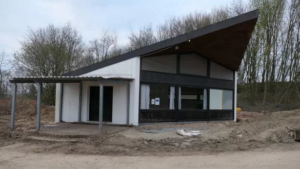 Das Tennishaus direkt neben dem B&ouml;singfelder Freibad und der Au&szlig;enbereich sollen k&uuml;nftig viele Freizeitm&ouml;glichkeiten bieten. - &copy; TSV B&ouml;singfeld