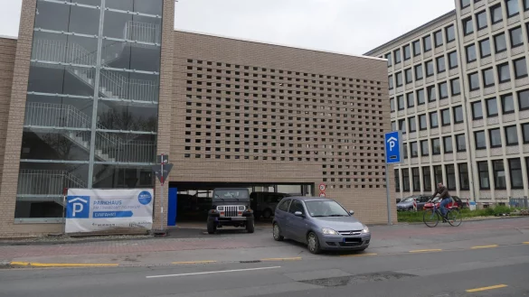 Neues Parkhaus an der M&uuml;hlenwiese beim Finanzamt und Klinikum? Nein, das ist keiner der Vorschl&auml;ge. Aber wirklich eing&auml;ngig sind die Ideen von Klinikum und Verwaltung zum gro&szlig;en Teil nicht wirklich. - &copy; Archivfoto: Jost Wolf