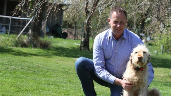 Klaus Hansen mit H&uuml;ndin Maja. Der CDU-Ratsherr aus Lage m&ouml;chte k&uuml;nftig aktiv in der Landespolitik mitmischen. - &copy; Martin Hostert