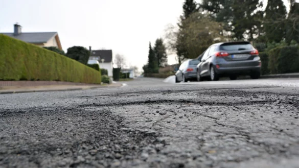 Auf vielen Stra&szlig;en in der Stadt ist nach Schnee und Frost der Asphalt aufgeplatzt. - &copy; Karin Prignitz