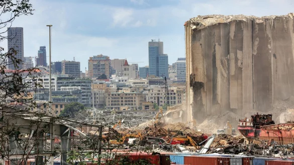 Bagger entfernen Tr&uuml;mmer am Ort der verheerenden Explosion im Hafen von Beirut. - &copy; Marwan Naamani/dpa