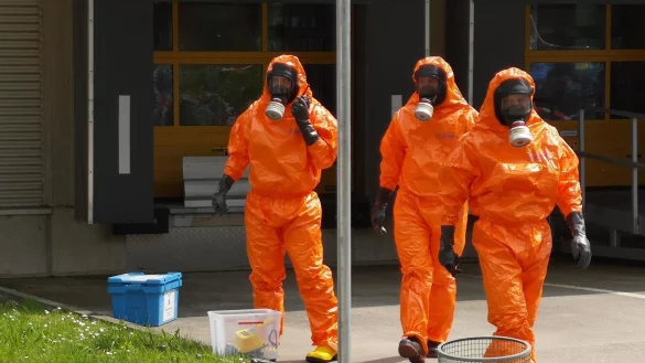 Mitglieder des ABC-Zuges der Feuerwehr Herford untersuchen den verd&auml;chtigen Brief auf eventuelle Gefahrstoffe. - &copy; Feuerwehr Herford