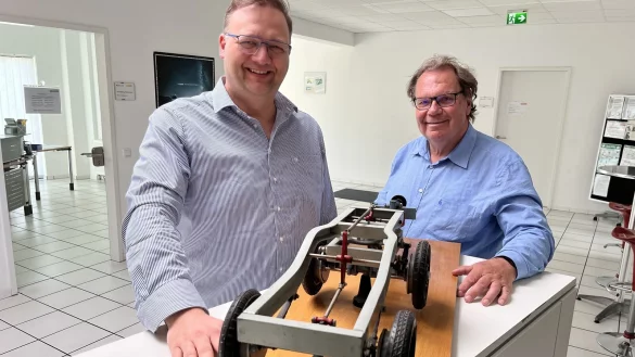 Stefan A. Roth (links) dreht jetzt das große Rad – er hat den Bezirksvorsitz der Mittelstandsvereinigung übernommen. Der Gütersloher löst CDU-Größe Dr. Harald Pohlmann aus Lemgo ab, hier in dessen Fahrschulzentrale Zöllner. - © Till Brand