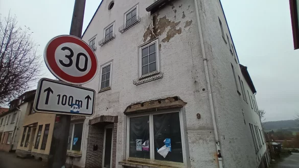 Der ehemalige Lippische Hof gilt vielen als Schandfleck in der Mittelstra&szlig;e in Barntrup. Die Stadt hat ihr Vorkaufsrecht ausge&uuml;bt und will das Haus abrei&szlig;en lassen. Doch der Eigent&uuml;mer zieht dagegen vor Gericht. - &copy; Jens Rademacher