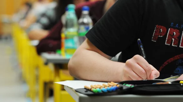 Abitur-Pr&uuml;fung - &copy; Foto: Armin Weigel/dpa