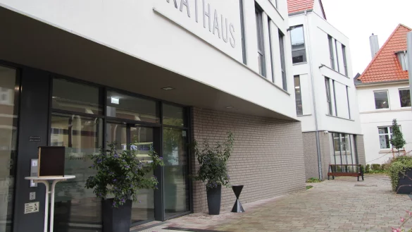 Eine bunte Parteienlandschaft bestimmt die Geschicke im Rathaus mit: Die CDU (elf Sitze) hat eine Kooperationsvereinbarung mit den Gr&uuml;nen (acht) und der FDP (drei) abgeschlossen. Die SPD hat elf, FWG/BBL zwei, AFD drei und Aufbruch C zwei Sitze. - &copy; Nadine Uphoff