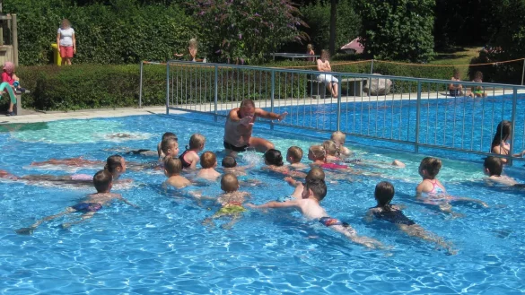 Im Freibad in Heiden werden Wassergew&ouml;hnungskurse f&uuml;r Kinder angeboten. - &copy; Freibadinitiative Heiden