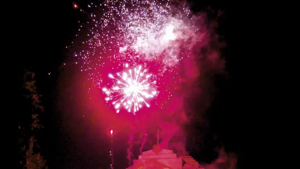 Viele Menschen, die 2018 in der Detmolder Innenstadt gefeiert haben, haben sich zum Jahreswechsel am Landestheater getroffen. - © Archivfoto: Thomas Krügler