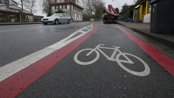 Im unteren Teil der Blomberger Stra&szlig;e gibt es bereits einen Streifen f&uuml;r Radfahrer. - &copy; Jost Wolf