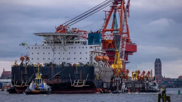 Russisches Verlegeschiff "Fortuna" - &copy; Foto: Jens B&uuml;ttner/dpa-Zentralbild/ZB