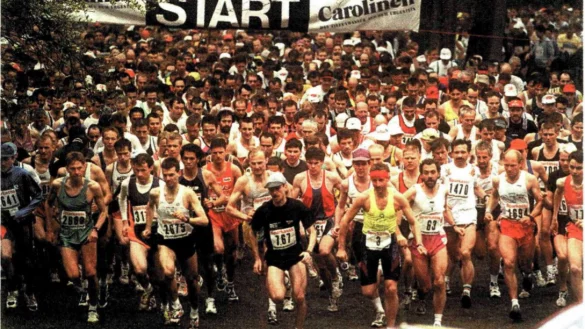 Beim Hermannslauf 2000 tummelten sich viele L&auml;ufer am Start. - &copy; Archivfoto: Fr&uuml;cht (LZ)