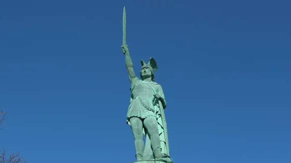 Anfang dieses Jahres haben sich einige C18-Mitglieder am Hermannsdenkmal in der Nähe von Detmold getroffen und mit Plakaten die Freilassung inhaftierter C18-Anhänger gefordert. - © Bild von Peter Müller auf pixabay.com