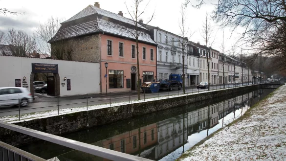 Appartements f&uuml;r Studenten: Das r&ouml;tliche Haus an der Neustadt 2 stand lange leer. Es soll nun saniert und umgebaut werden. - &copy; Bernhard Preu&szlig;