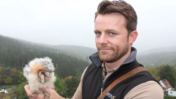 Falkner Benjamin Aschmann mit einem kleinen Patienten. Die Schleiereule ist ungef&auml;hr drei Wochen alt und im Teutoburger Wald aus dem Nest gefallen. - &copy; Archivfoto: Janet K&ouml;nig