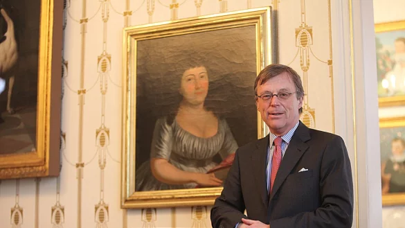 Im Schloss: Stephan Prinz zur Lippe steht vor einem Gem&auml;lde, das F&uuml;rstin Pauline zeigt. - &copy; Vera Gerstendorf-Welle
