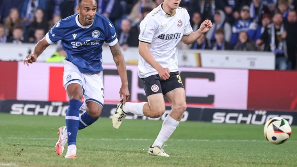 Noah Sarenren Bazee (l.) erh&ouml;ht f&uuml;r Arminia Bielefeld gegen den SV Wehen Wiesbaden auf 3:1. - &copy; Oliver Krato