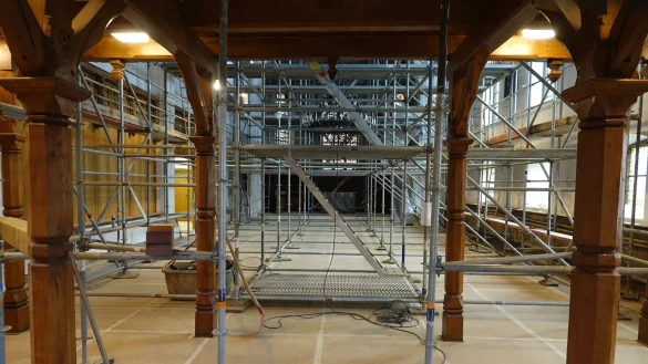 Eine Kirche voller Ger&uuml;ststangen: Die Kirchengemeinde weicht derzeit auf den Standort Spork und das Gemeindehaus aus. - &copy; Axel B&uuml;rger