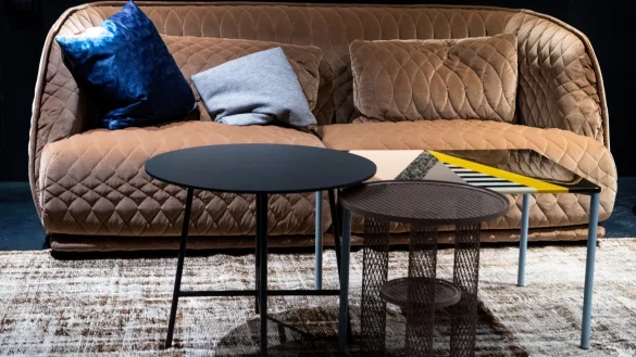 Sofa mit Beistelltisch - &copy; Foto: Franziska Gabbert/dpa-tmn