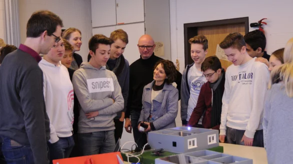 Ausgefeilte Technik im Miniformat: Sch&uuml;ler der 9. Klasse des Gymnasiums Leopoldinum in Detmold freuen sich &uuml;ber den Einsatz eines Smart-Home-Modellhauses im Unterricht.
&nbsp; - &copy; HS OWL