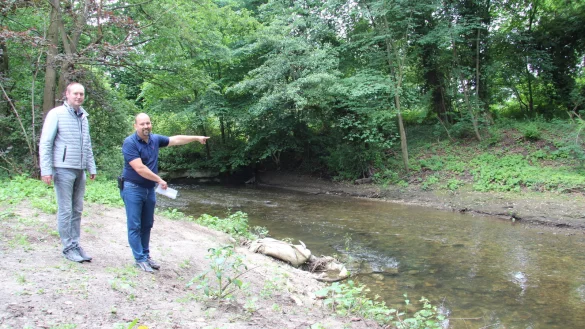 Teamleiter Sven Anders und Jan Runte vom st&auml;dtischen Abwasserbetrieb zeigen die Stelle, wo die Gasleitung unter der Werre hindurch gef&uuml;hrt wird. - &copy; Cordula Gr&ouml;ne