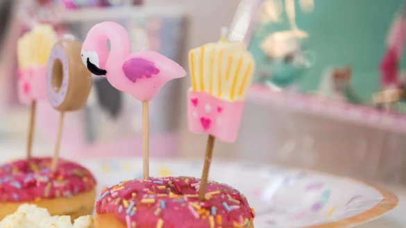 Flamingos als Kuchendeko - &copy; Foto: Franziska Gabbert/dpa-tmn