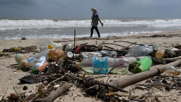 Plastikm&uuml;ll an einem Strand in Malaysia - &copy; Foto: Mohd Khairul Fikiri Osman/BERNAMA/dpa