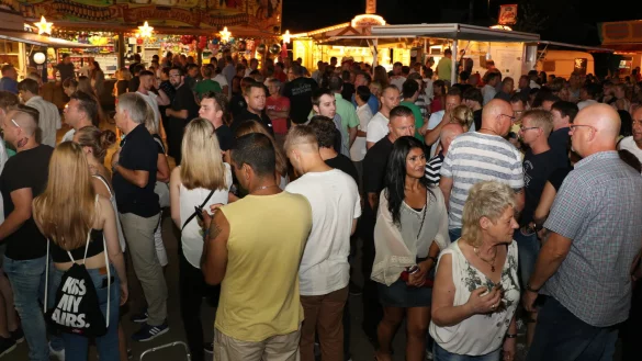 Im vergangenen Jahr hat der Kussler Ball erstmals an seinem neuen Veranstaltungsort am Eichenkrug-Center stattgefunden. Dort bevölkerten die Besucher massenweise den Festplatz. - © Guntmar Wolff