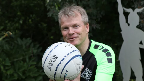 J&ouml;rg Bollweg spielt seit gut 45 Jahren Faustball und wei&szlig; eine Menge &uuml;ber seine Sportart zu erz&auml;hlen. - &copy; Oliver K&ouml;nig