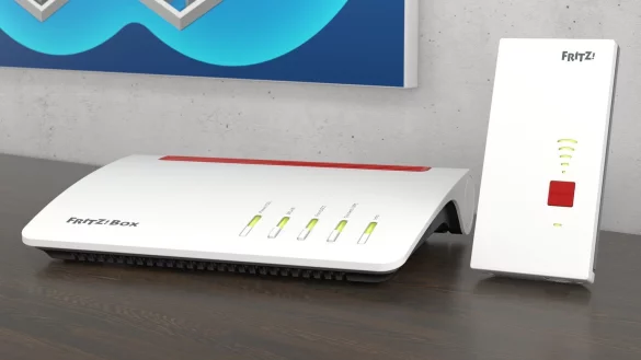 Fritzbox 7590 und Fritz-Repeater 2400 - &copy; Foto: AVM GmbH/dpa-tmn