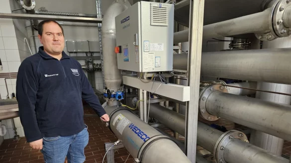 Alexander Meier zu Evenhausen überwacht im Auftrag der Stadtwerke Lage die Trinkwasserversorgung in Lage. Es wird mit UV-Licht bestrahlt, um Keime abzutöten. So zum Beispiel auch im Wasserwerk Ehrentrup. - © Astrid Sewing