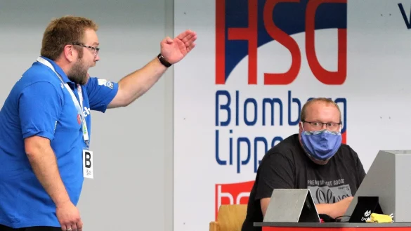 Andreas Tiemann mit Mundschutz am Kampfericht. Hier beobachtet er Blombergs Bundesliga-Trainer Steffen Birkner bei seinen Anweisungen. - © Oliver König