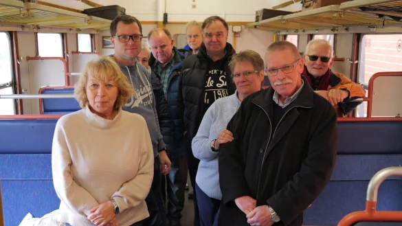 Unterwegs im Nikolaus-Express: Einige der LZ-Boten machen es sich im historischen Waggon Nr. 4 der Landeseisenbahn Lippe gemütlich. - © Thomas Krügler